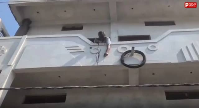 गुटखा थूकने छज्जे पर गया बुजुर्ग, 11 KV बिजली लाइन की चपेट में आते ही मौत! इलाके में मचा हड़कंप