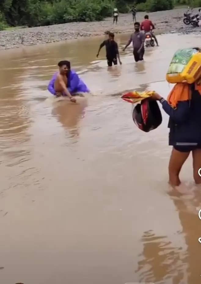 छिंदवाड़ा में विकास के दावों के बीच नदी पार करने को मजबूर ग्रामीण, पीन्हावाड़ी में पुलिया और सड़क की मांग