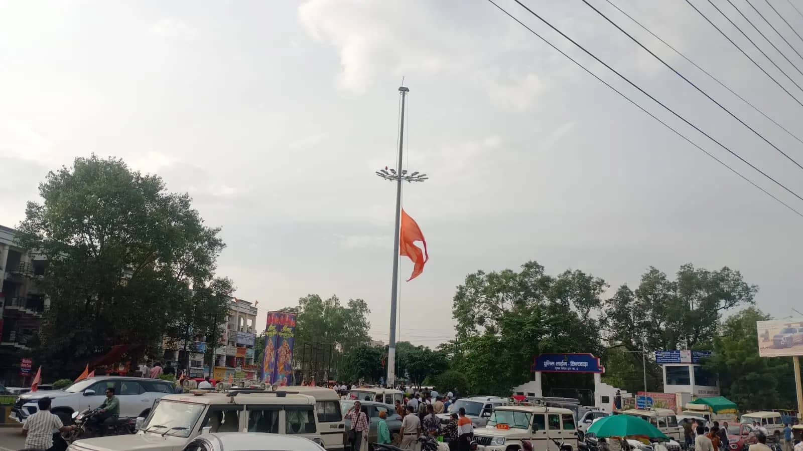 छिंदवाड़ा में भगवा ध्वज हटाने पर विवाद, एक घंटे हिंदूवादी संगठनों ने किया प्रदर्शन, झुका नगर निगम प्रशासन