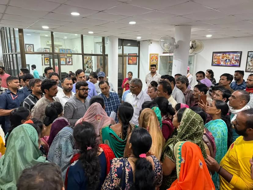 छिंदवाड़ा में टीसी कनेक्शन की समस्या पर सांसद ने ली अधिकारियों की बैठक, कैंप लगाकर स्थायी कनेक्शन देने के निर्देश