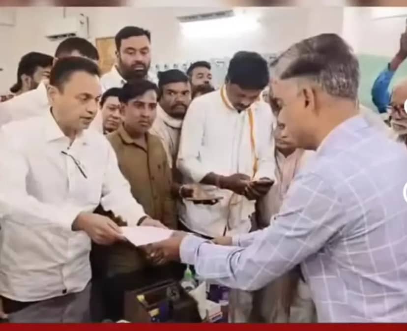 पूर्व सांसद नकुलनाथ पहुंचे पुलिस कंट्रोल रूम, समर्थक को विधायक कमलेश शाह के लोगों द्वारा पीटने का आरोप