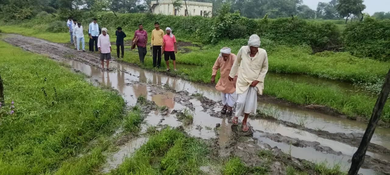बारिश ने खोली विकास की पोल, बरेला की सड़कें बनीं दलदल; ग्रामीणों का आवागमन मुश्किल