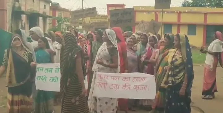अवैध शराब बिक्री के खिलाफ ग्रामीणों ने खोला मोर्चा, महिलाएं पहुंचीं थाने