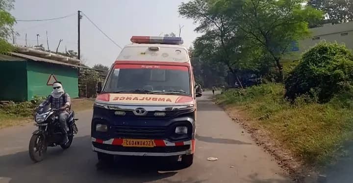घंसौर में मरीज को लेकर आ रही एंबुलेंस का निकला टायर, बाल-बाल बचा मरीज