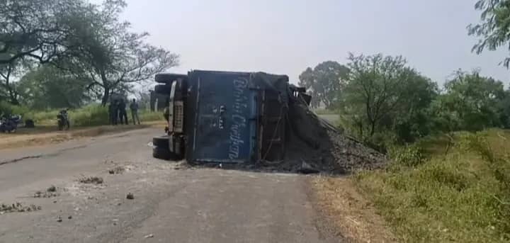 सिवनी में राख से भरा ओवरलोड डंपर पलटा, चालक गंभीर; बाइक सवार बाल-बाल बचा