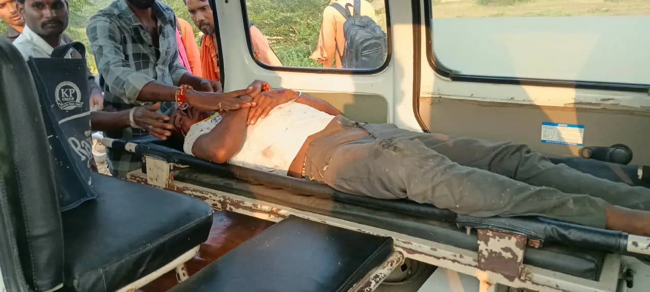 बरेला-विनैकी मार्ग पर अनियंत्रित होकर गिरी बाइक, 40 वर्षीय युवक गंभीर; NTPC की एंबुलेंस ने पहुंचाया अस्पताल