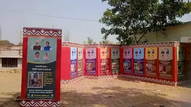 घंसौर में सेवा संकल्प अभियान के तहत लगी प्रदर्शनी, ग्रामीणों को सरकारी योजनाओं की दी जा रही जानकारी