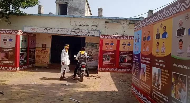 घंसौर में सेवा संकल्प अभियान के तहत लगी प्रदर्शनी, ग्रामीणों को सरकारी योजनाओं की दी जा रही जानकारी