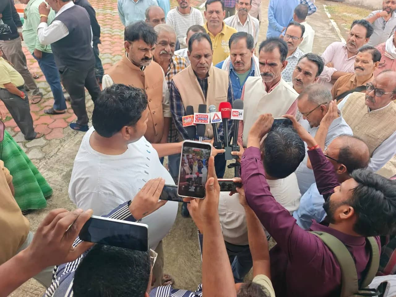 घंसौर में रेलवे दोहरीकरण के लिए भूमि अधिग्रहण का विरोध, 300 ग्रामीणों ने SDM को सौंपा ज्ञापन