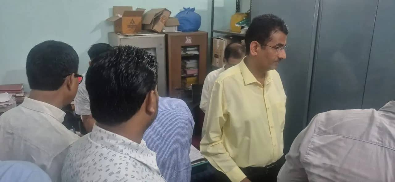 दमोह अस्पताल में कलेक्टर की सख्ती, एक्सपायरी दवाएं मिलीं और 6 फ्रिज निकले बंद