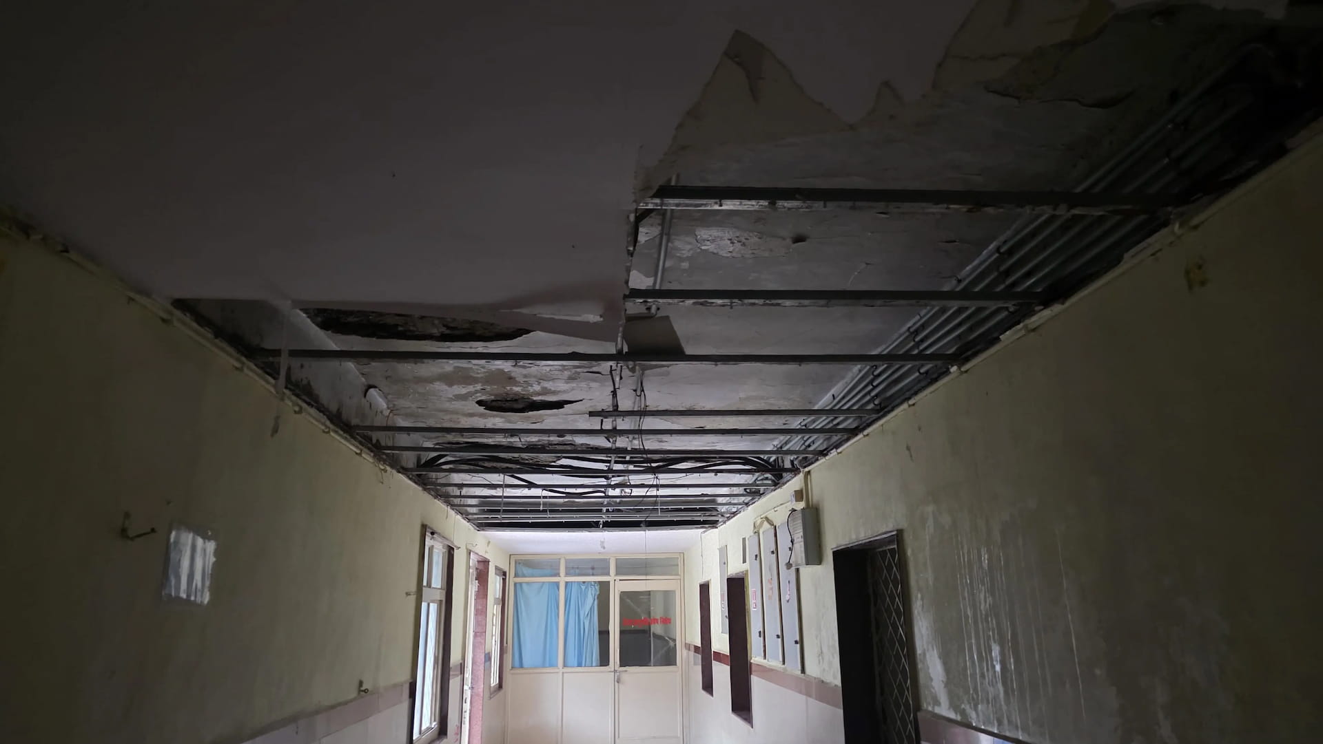 दमोह जिला अस्पताल में बारिश ने खोली व्यवस्थाओं की पोल, भरा पानी; ICU की फॉल्स सीलिंग भी टूटी