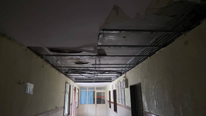 दमोह जिला अस्पताल में बारिश ने खोली व्यवस्थाओं की पोल, भरा पानी; ICU की फॉल्स सीलिंग भी टूटी