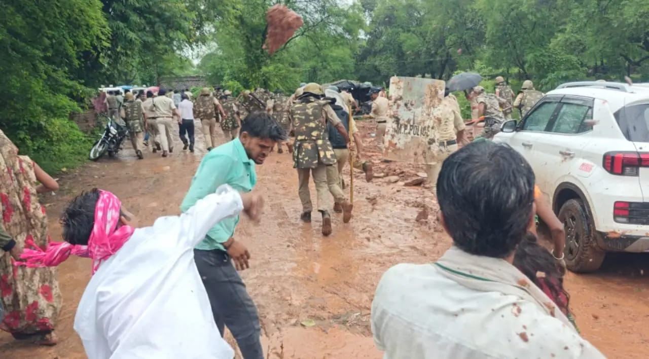 दमोह में शिव सिंह की मौत के बाद अंतिम संस्कार में हंगामा, पुलिस-प्रशासन पर फेंकी मिट्टी और गिट्टी