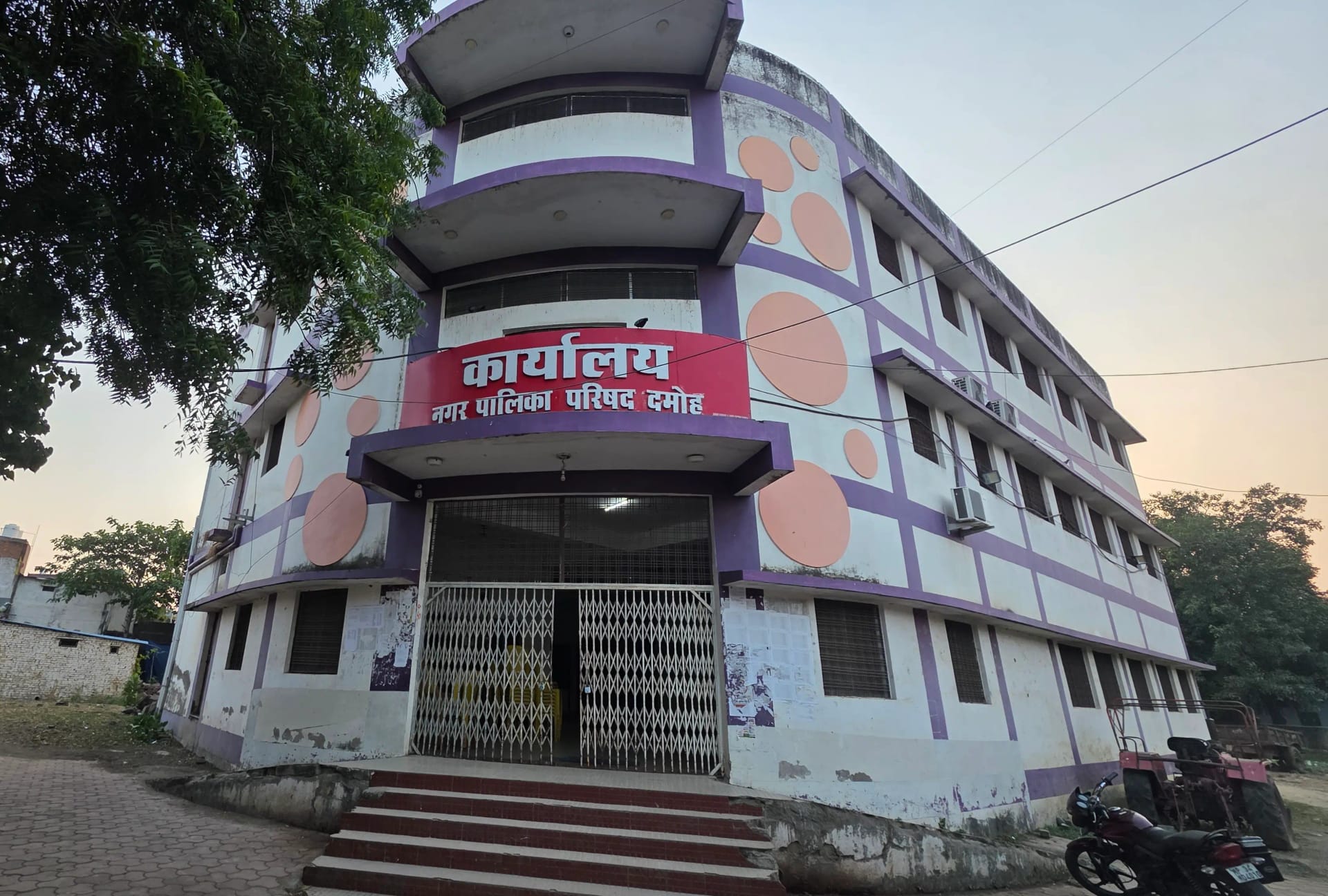 दमोह नगर पालिका अध्यक्ष मंजू राय को कारण बताओ नोटिस, बैठकों और निर्माण कार्यों पर उठे सवाल