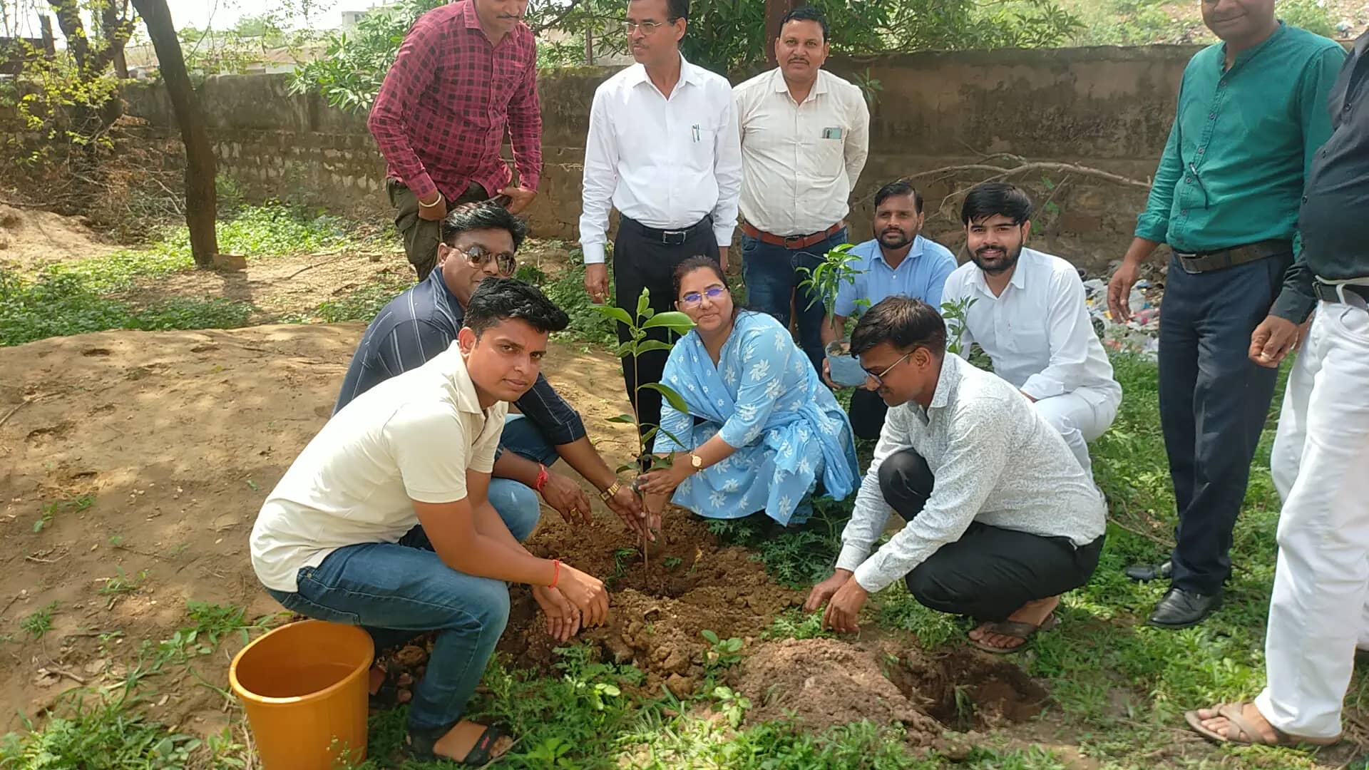 अपर कलेक्टर ने किया पौधारोपण, सब्जी मंडी शिफ्टिंग और चाट चौपाटी का भी लिया जायजा