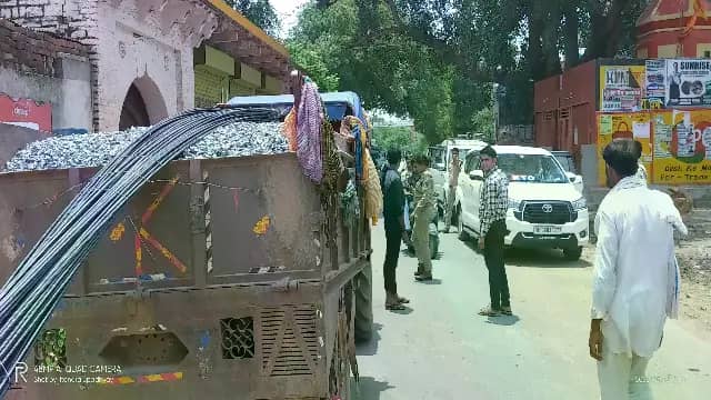 बिना नंबर प्लेट के 6 ट्रैक्टर-ट्रॉली जब्त; कई वाहनों के काटे चालान