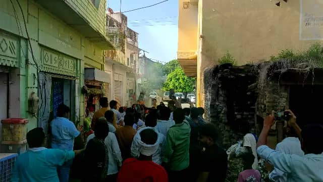 गोहद में कांग्रेस का प्रदर्शन, पानी की बौछार के बीच पुलिस से हुई झूमाझपटी