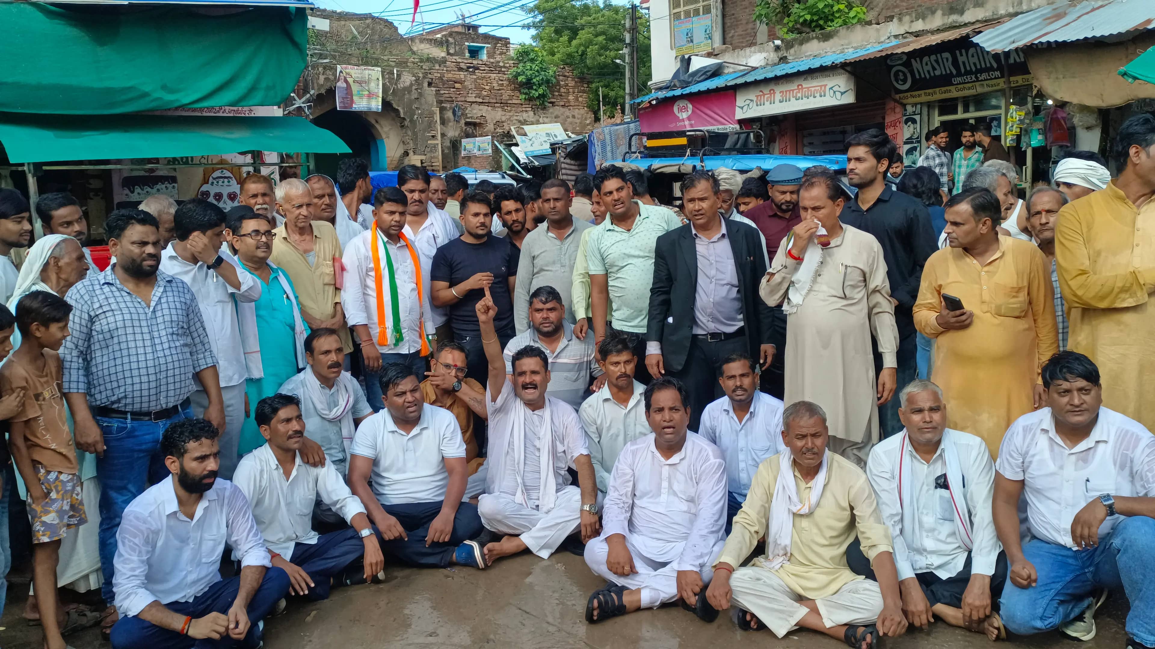 गोहद में कांग्रेस का प्रदर्शन, पानी की बौछार के बीच पुलिस से हुई झूमाझपटी