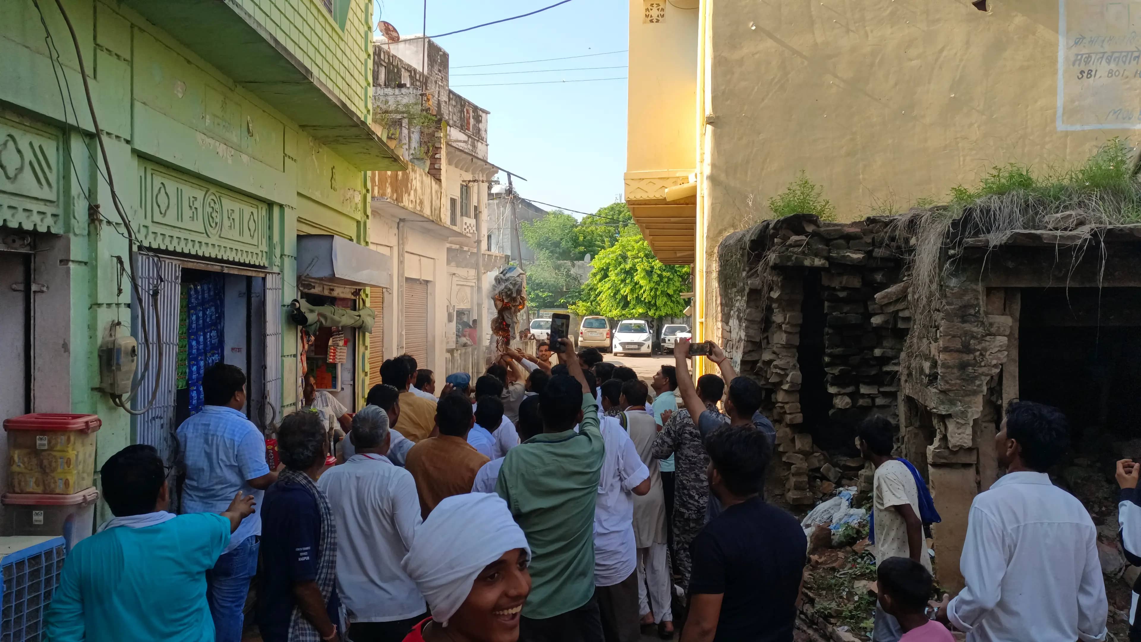 गोहद में कांग्रेस का प्रदर्शन, पानी की बौछार के बीच पुलिस से हुई झूमाझपटी