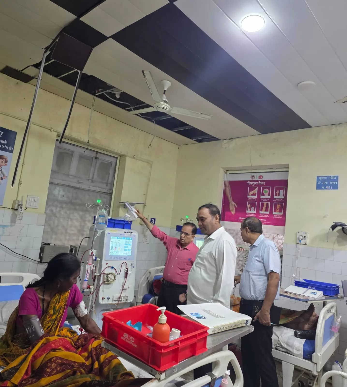 भिंड जिला अस्पताल के डायलिसिस वार्ड की सीलिंग गिरी, वार्ड शिफ्ट करने के दिए निर्देश