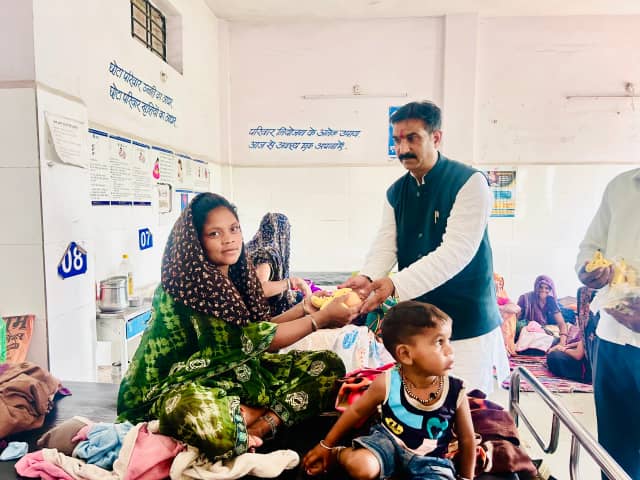 जन्मदिन पर अस्पताल पहुंचे भाजपा जिला उपाध्यक्ष पवन पटेल, मरीजों को फल बांटे