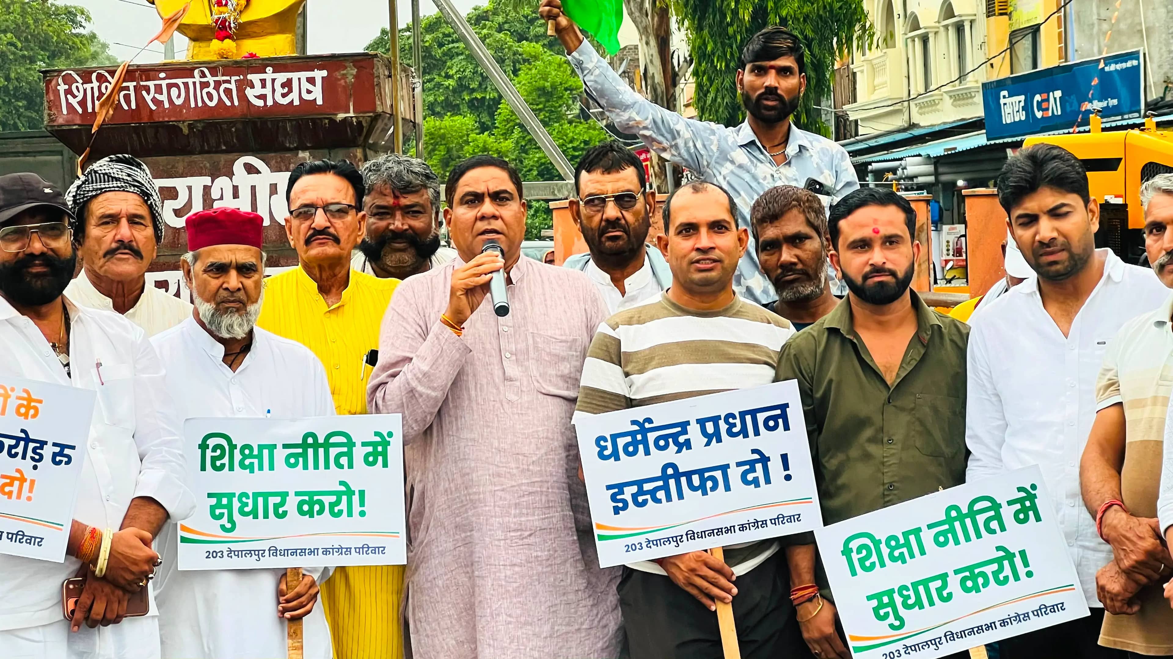 छात्रों पर लाठीचार्ज के विरोध में राष्ट्रपति के नाम सौंपा ज्ञापन