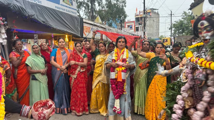 बेटमा में बाला दीदी किन्नर के नेतृत्व में निकली भव्य चुनरी यात्रा, मां अन्नपूर्णा को अर्पित की चुनरी