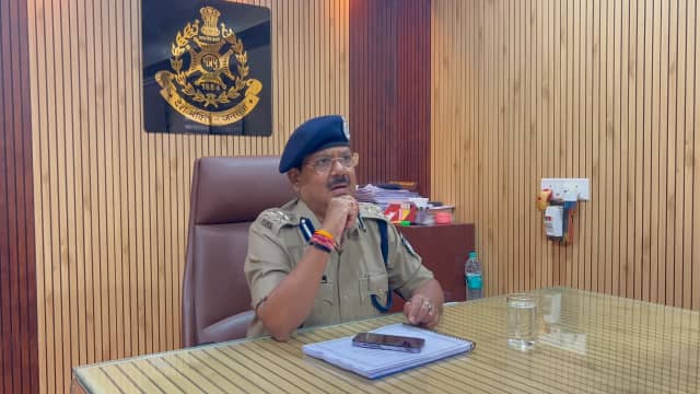 जन विश्वास अभियान: डीआईजी मनोज कुमार सिंह पहुंचे बेटमा, थाने में पेंडिंग शिकायतों पर मांगा जवाब