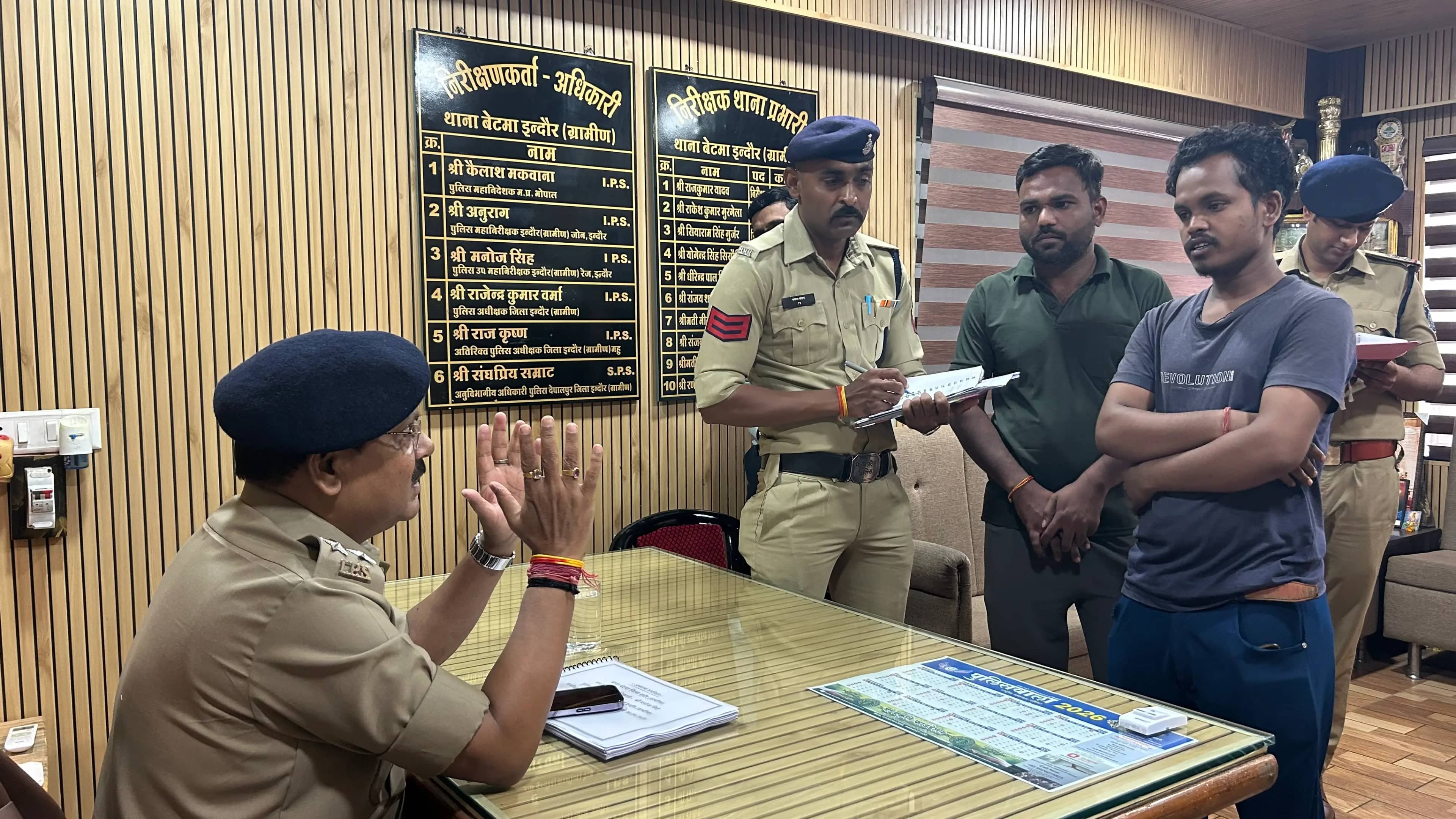 जन विश्वास अभियान: डीआईजी मनोज कुमार सिंह पहुंचे बेटमा, थाने में पेंडिंग शिकायतों पर मांगा जवाब