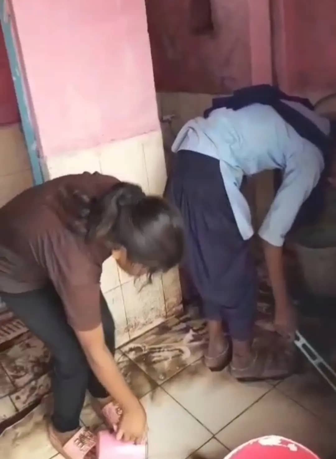 बुरहानपुर के माध्यमिक शाला में छात्राओं से करवाया शौचालय साफ