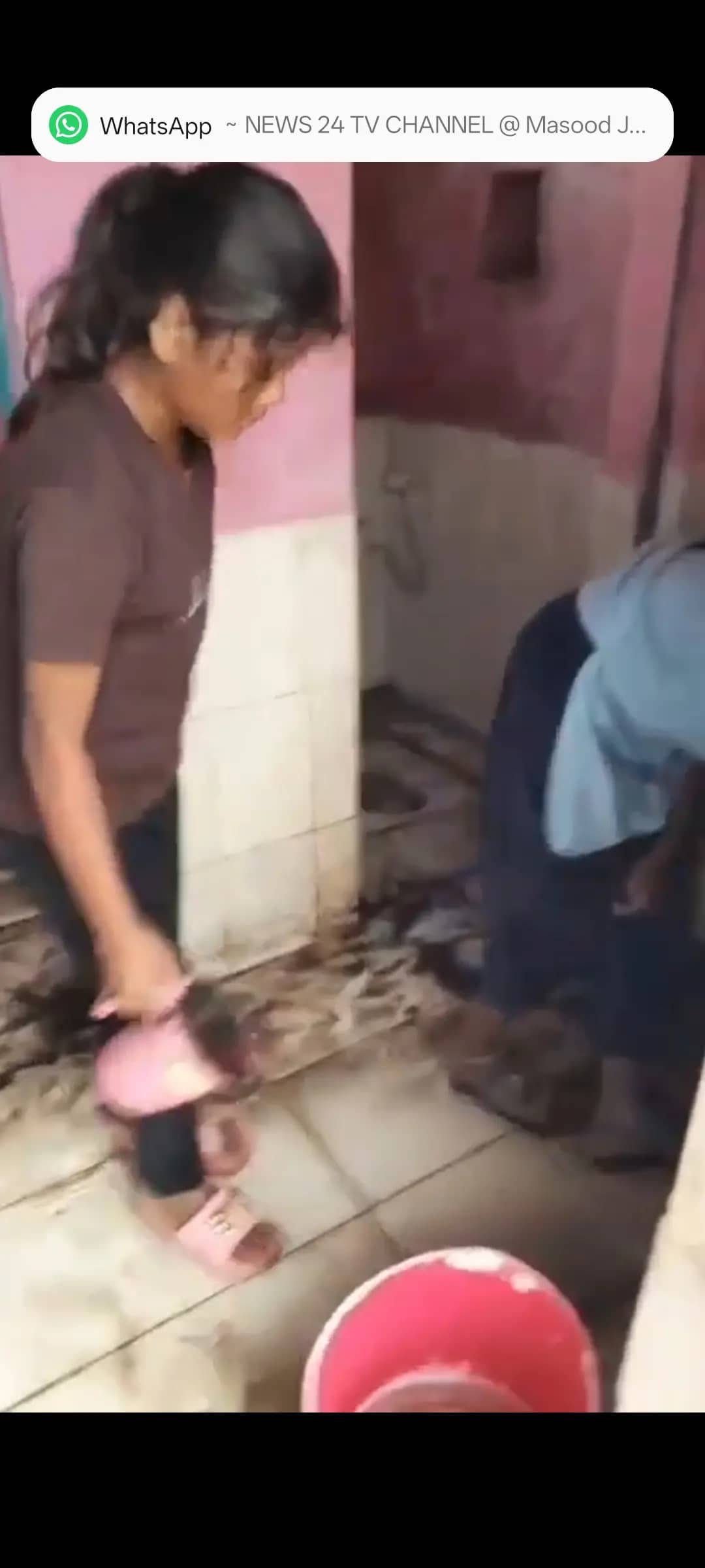 बुरहानपुर के माध्यमिक शाला में छात्राओं से करवाया शौचालय साफ
