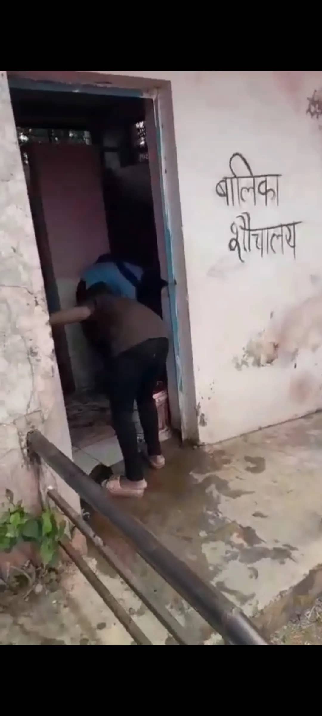 बुरहानपुर के माध्यमिक शाला में छात्राओं से करवाया शौचालय साफ
