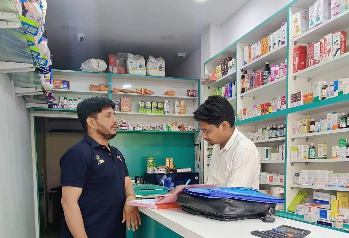 मेडिकल स्टोर्स पर खाद्य एवं औषधि विभाग की सख्ती, कई दुकानों में मिली अनियमितताएं