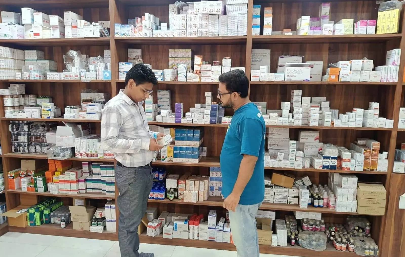 मेडिकल स्टोर्स पर खाद्य एवं औषधि विभाग की सख्ती, कई दुकानों में मिली अनियमितताएं