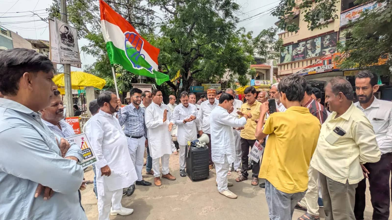 देपालपुर में बढ़ती महंगाई के खिलाफ कांग्रेस का प्रदर्शन, जनता को बांटी शक्कर