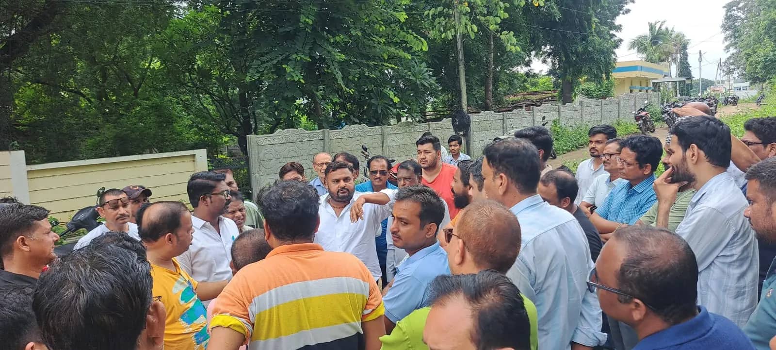 सड़क जर्जर, गंदगी से हाल बेहाल... सनावद के वार्ड 16 में उतरे लोग, बोले- अब समाधान चाहिए