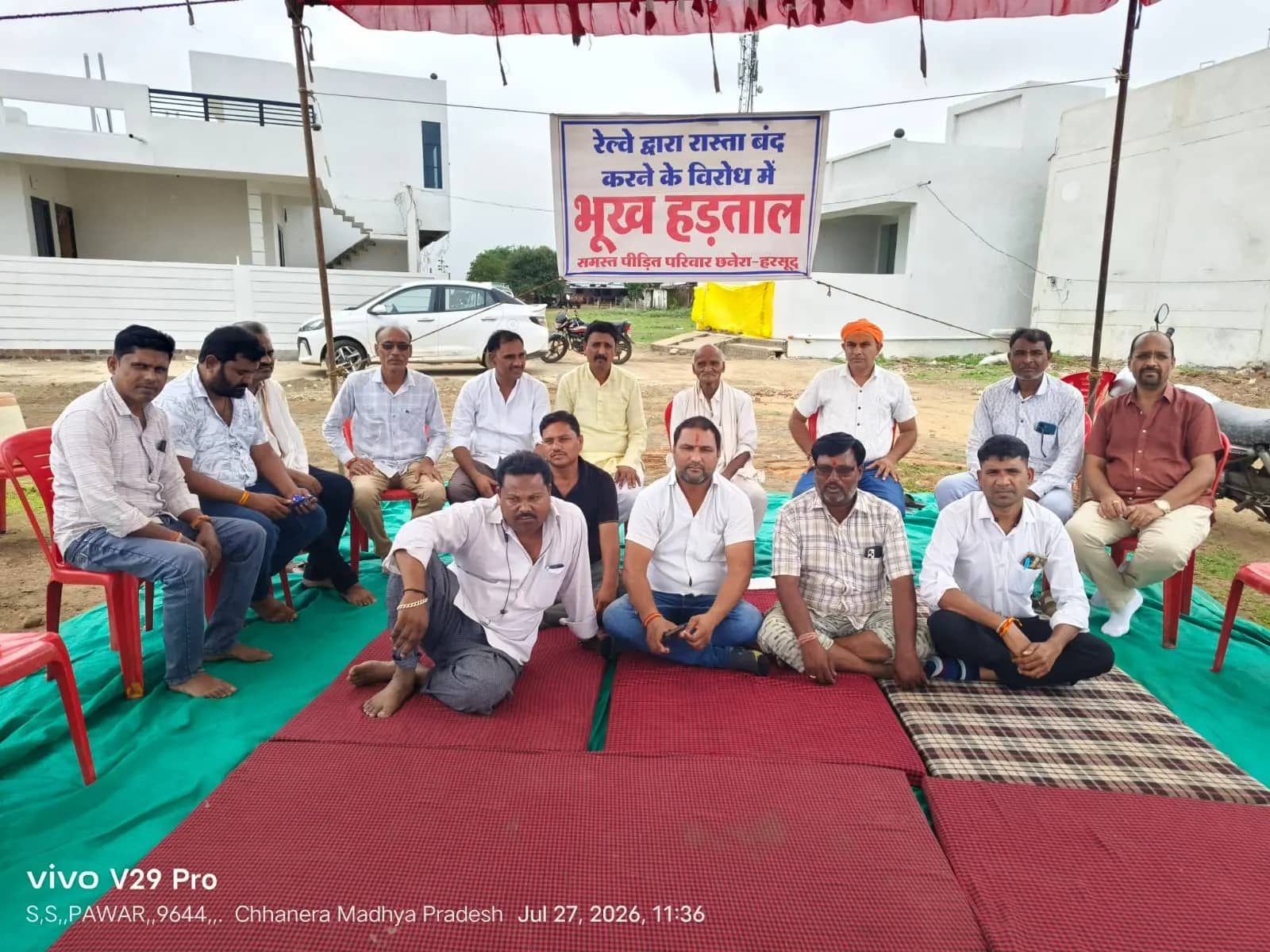 कालोनी से मुख्य मार्ग तक रास्ते की मांग को लेकर रहवासियों की भूख-हड़ताल