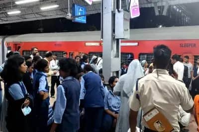 मंगला एक्सप्रेस में 30 बच्चों की तबीयत बिगड़ी, 50 मिनट रुकी ट्रेन; खंडवा स्टेशन पर हुआ इलाज
