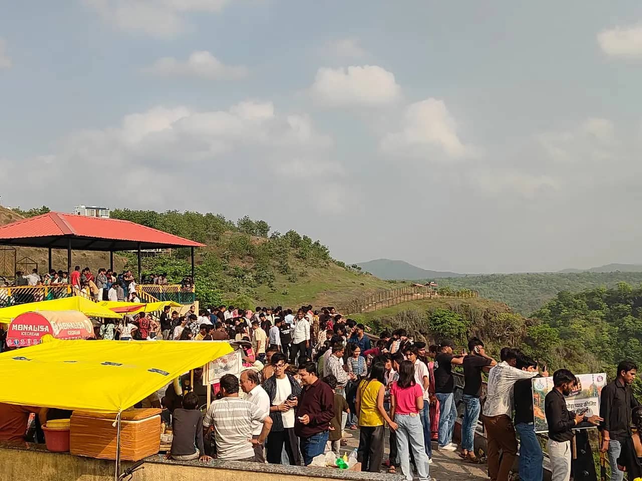 प्राकृतिक सौंदर्य का अद्भुत नजारा... पातालपानी पहुंचे बड़ी संख्या में पर्यटक