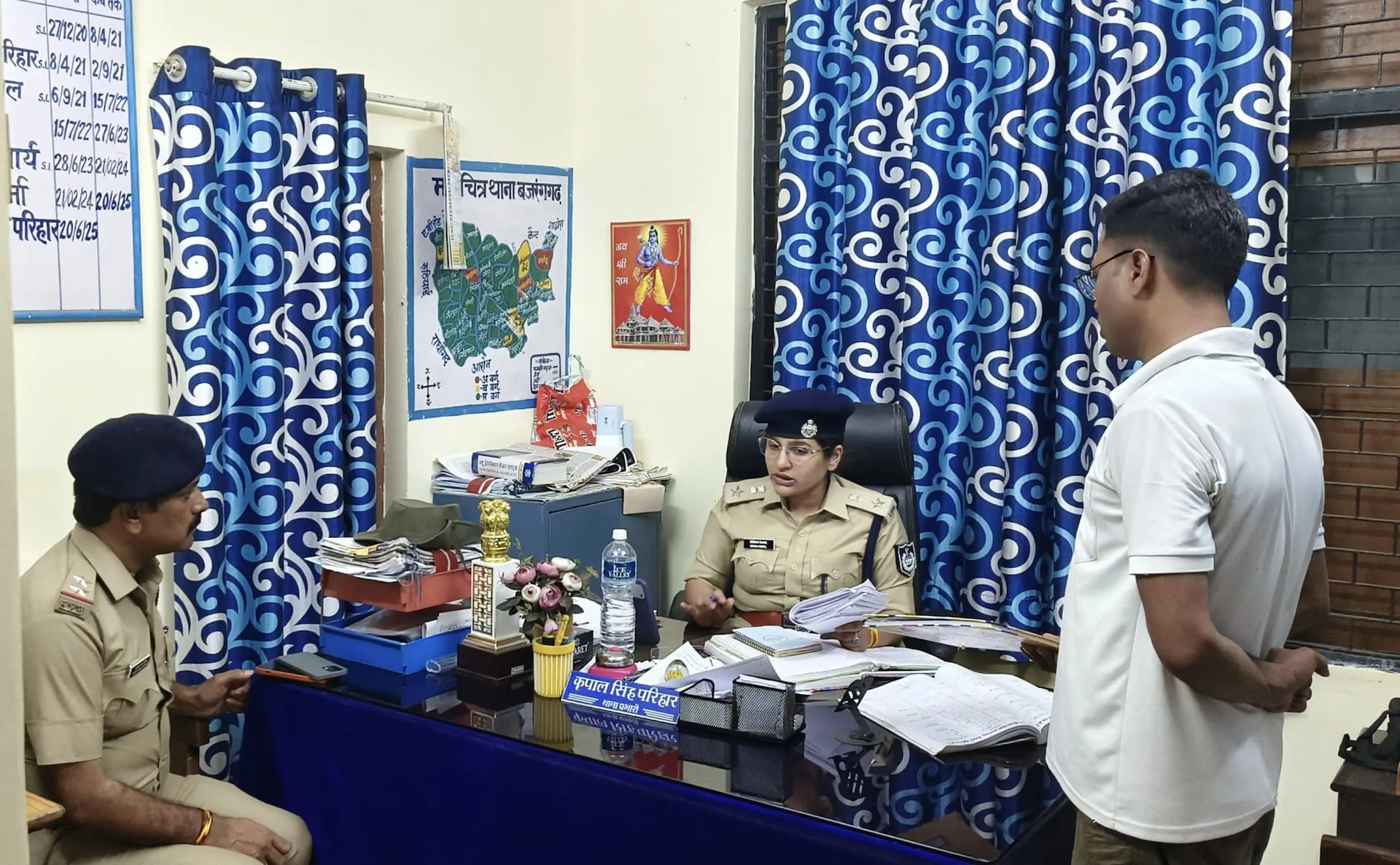 आधी रात बजरंगगढ़ थाने पहुंचीं एसपी हितिका वासल, फरियादियों से सम्मानजनक व्यवहार के दिए निर्देश