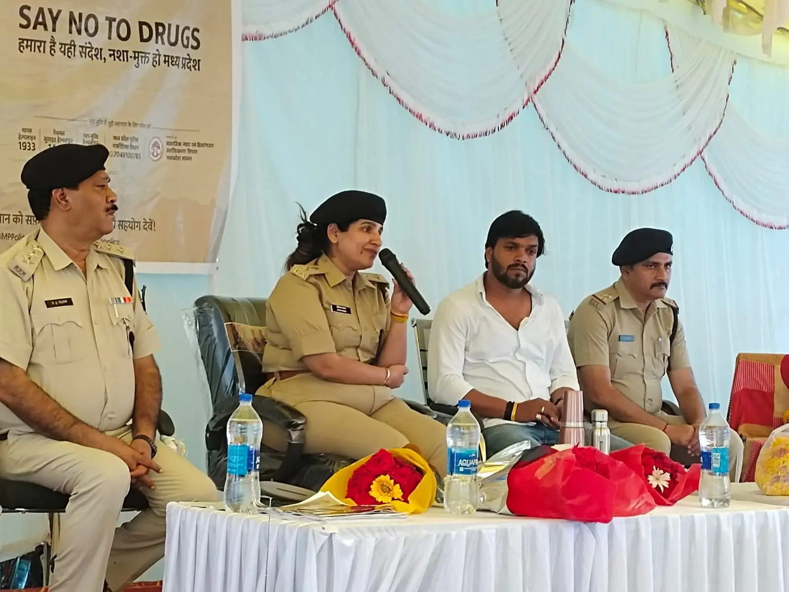 ग्रामीणों से सीधे बात कर एसपी हितिका वासल ने दिया नशामुक्ति का संदेश