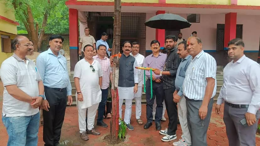 एक राखी-एक संकल्प, पेड़ों को राखी बांधकर छात्राओं ने दिया प्रकृति संरक्षण का संदेश