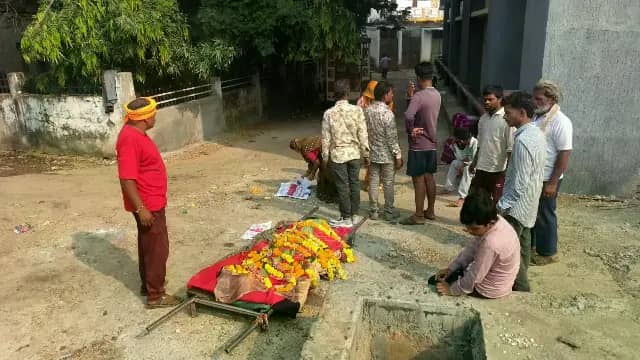 कैंसर से जूझती पूजा को पति ने छोड़ा, मौत के बाद किराए के मकान में भी नहीं मिली जगह; अस्पताल परिसर में हुईं अंतिम रस्में