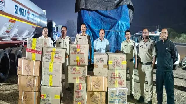 गुना में 30 लाख रुपये का पटाखों से भरा ट्रक जब्त, किराना और प्लास्टिक पाइप के पीछे छिपाए थे 16 कार्टून
