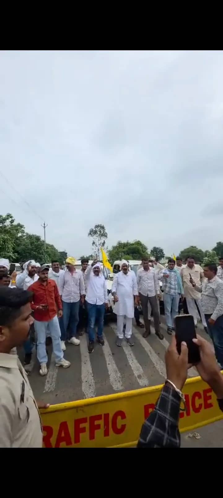 हाईवे पर पुलिस-किसानों के बीच गहमागहमी