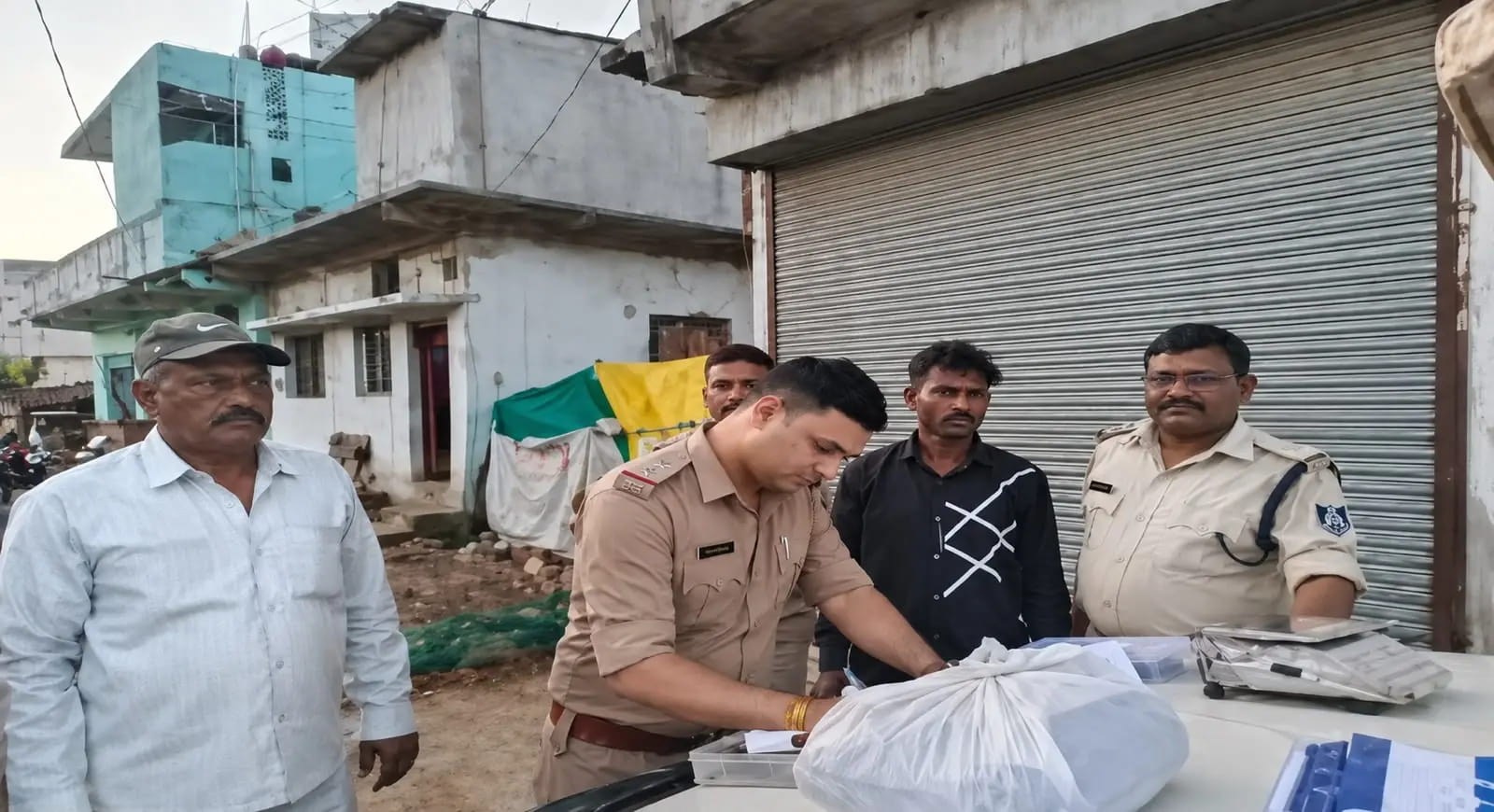 900 ग्राम गांजे के साथ तस्कर गिरफ्तार, पुलिस ने युवक को दबोचा