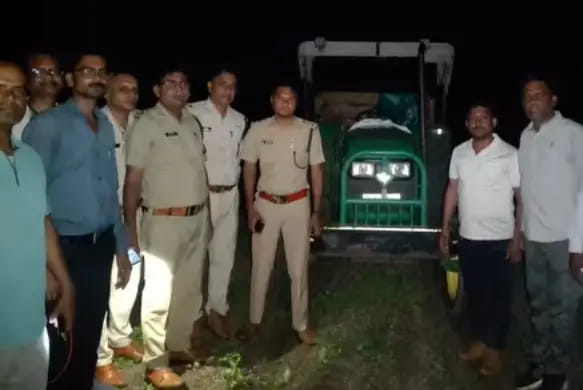 हरदा में सागौन से भरी ट्रैक्टर-ट्रॉली पकड़ी, 11 चरपट जब्त