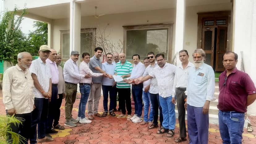 हरदा में लिपिक वर्गीय कर्मचारियों ने विधायक को सौंपा ज्ञापन, चार सूत्रीय मांगों पर कार्रवाई की मांग