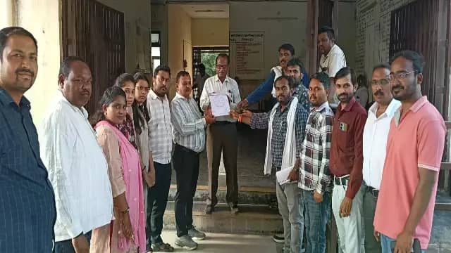स्वामित्व योजना को लेकर पटवारियों का आंदोलन तेज, हरदा में ज्ञापन देकर ऑनलाइन कामों का बहिष्कार