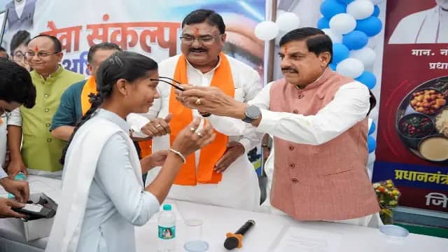 हरदा जिला अस्पताल पहुंचे CM मोहन यादव, मरीजों से जाना हाल; बच्चों को बांटे चश्मे और TB मरीजों को दी पोषण किट